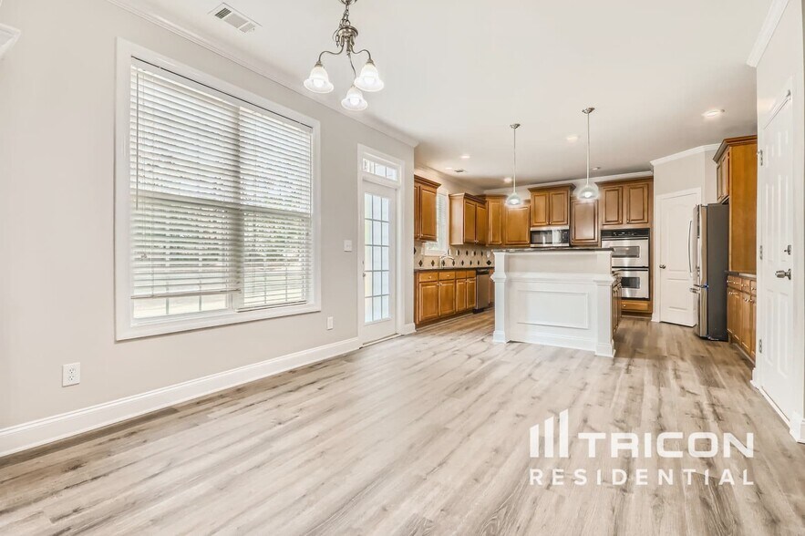 Building Photo - 3620 Little Spring Dr