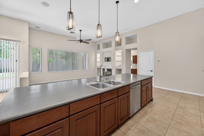 Building Photo - 4385 S Crosscreek Dr