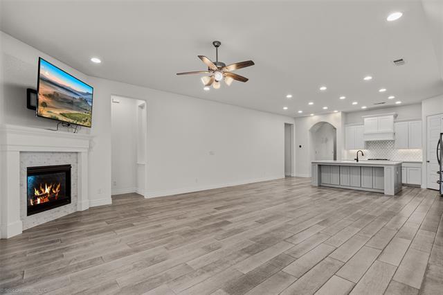 Building Photo - 1009 Queens Lk Trl