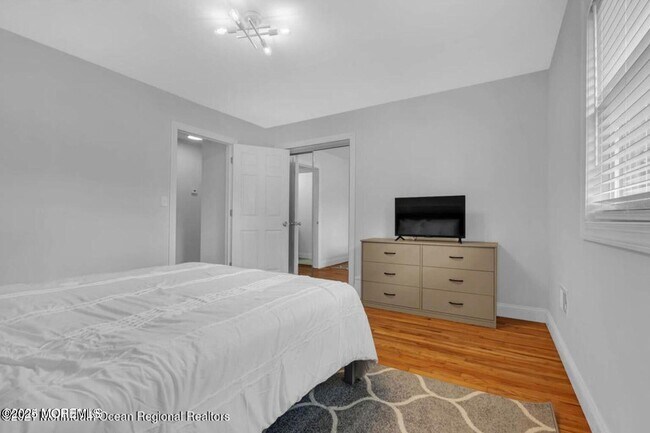 Building Photo - 1145 Roe Ave