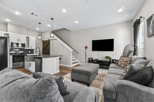 Building Photo - 6704 Parker Grv Ln