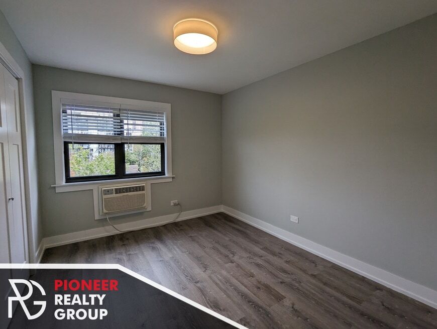 Building Photo - 454 W Barry Ave