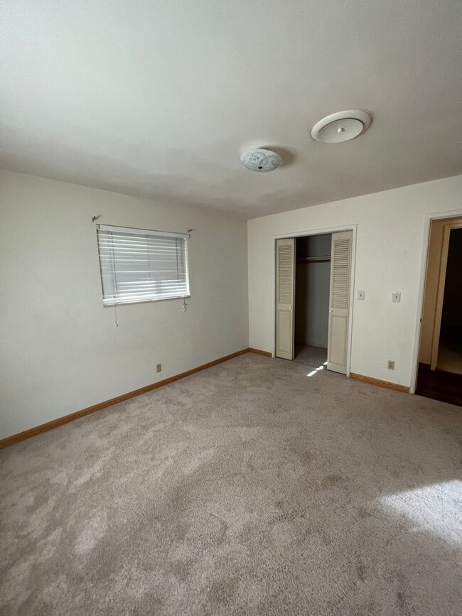 Building Photo - 9866 Hillview Dr
