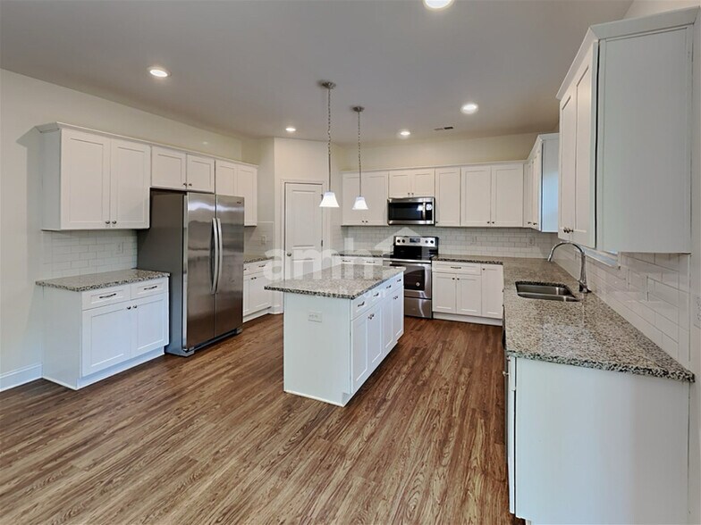 Building Photo - 907 Yancey Ct