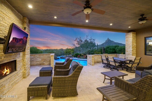 Building Photo - Beautiful custom home with backyard Oasis!
