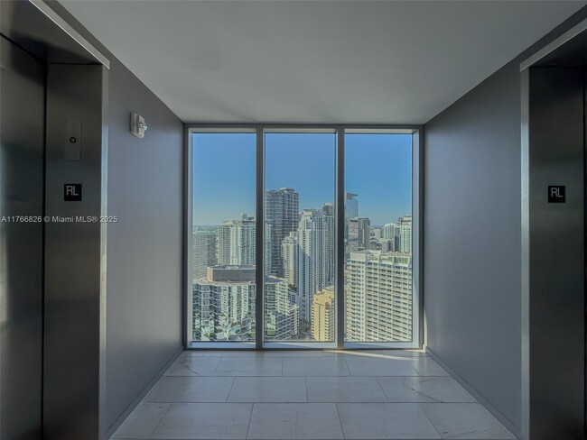 Building Photo - 1300 Brickell Bay Dr