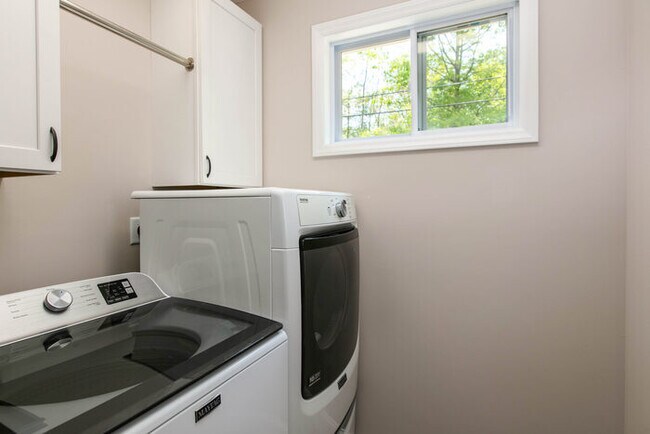 Building Photo - Spacious Three Bedroom w/ Loft Space