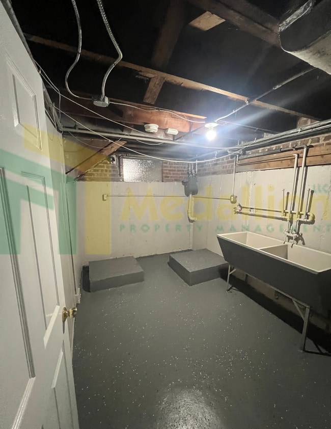 Building Photo - Spacious 4-5 Bedroom, 2-Bath Corner Lot Ho...