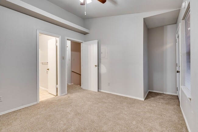 Building Photo - Uptown Townhome - 2BD / 2.5BA - Near Downt...