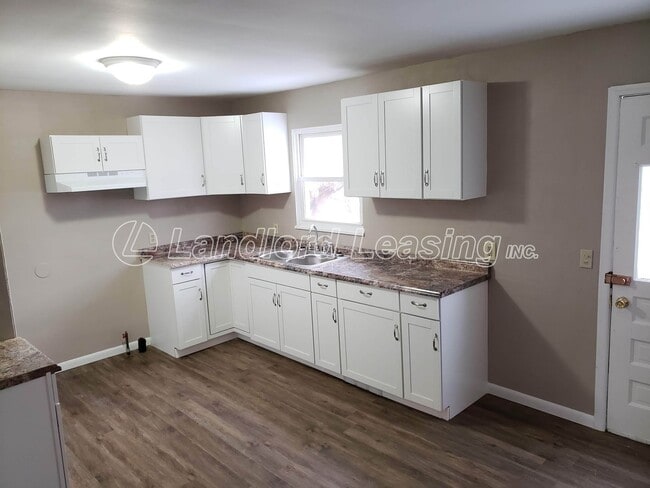 Building Photo - Spacious 4 Bedroom Home in Vermilion Near ...