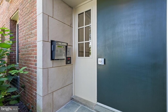 Building Photo - 4822 Chevy Chase Dr