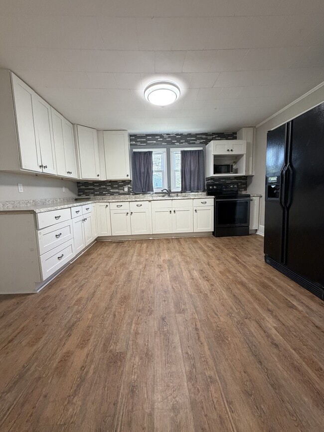 Building Photo - 140 Dillon St