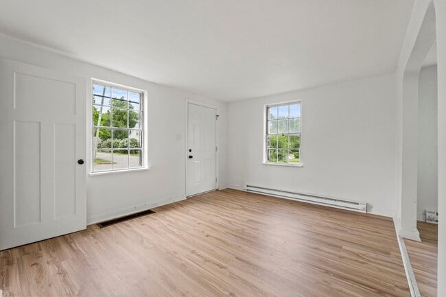 Building Photo - 2 BEDROOM HOME!