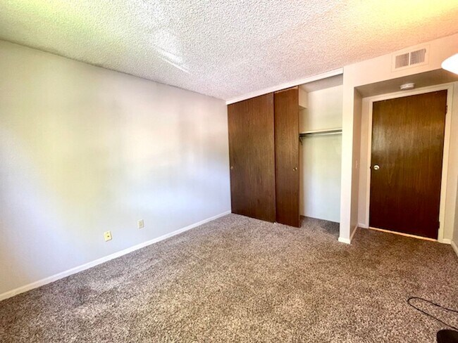 Building Photo - 2-Bedroom in Woodside Condos