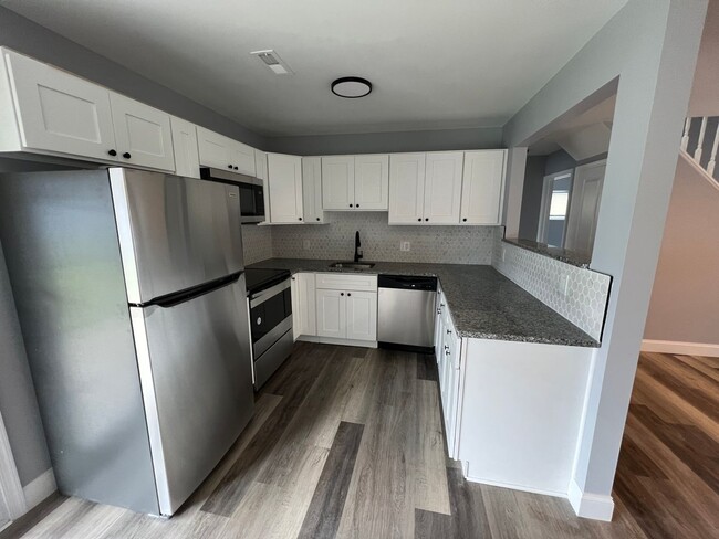 Building Photo - Renovated 4 bed 2 bath single home in levi...