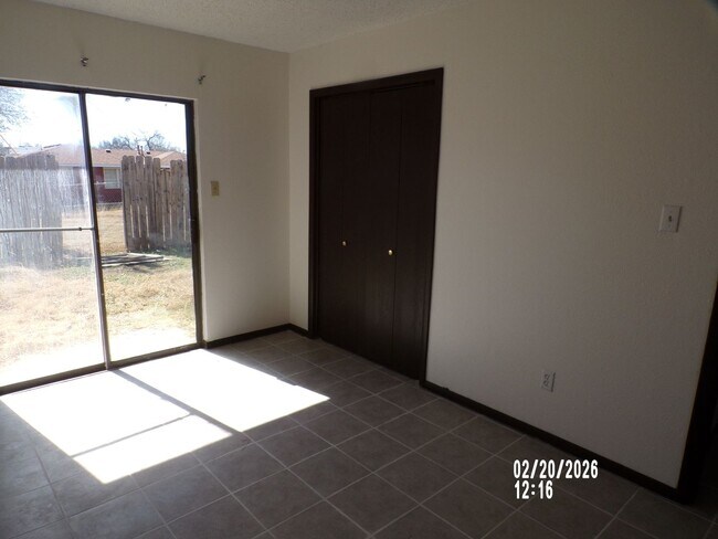 Building Photo - 2 STORY TOWNHOUSE , CLOSE TO SHOPPING AND RESTAURANTS