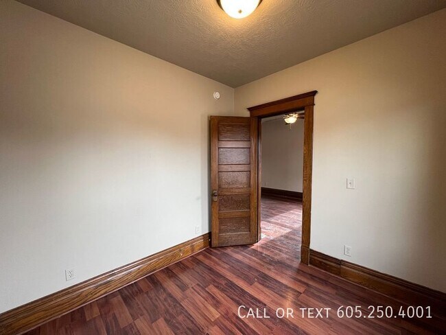 Building Photo - 4 Bedroom 2 Bathroom w/ Single Stall Garag...