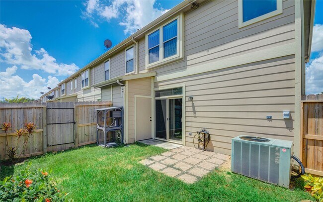 Building Photo - 16110 Limestone Lake Dr