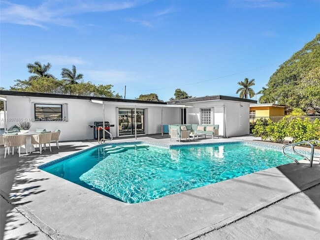 Building Photo - 551 Crescent Dr