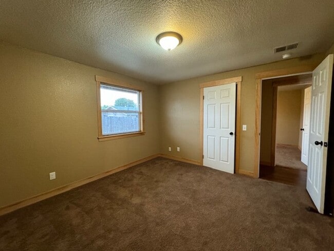 Building Photo - ZELIA! Arcata 3/2, 2 car garage, south facing patio