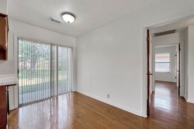 Building Photo - 10402 Hollyglen Dr