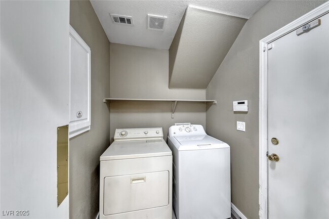 Building Photo - 7237 Twin Maples Ct