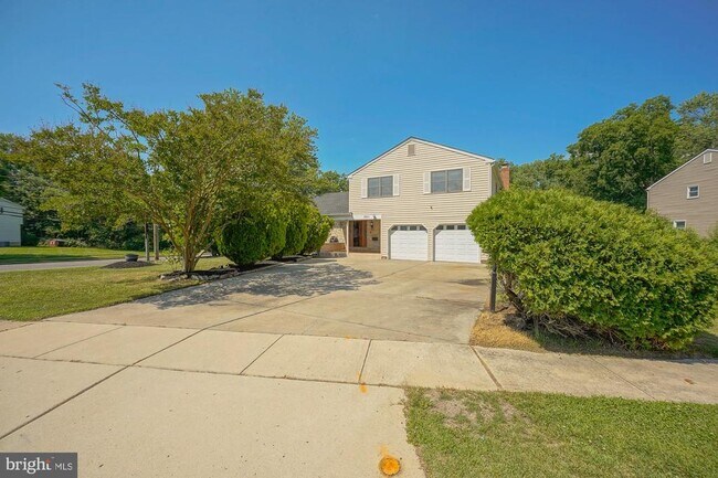 Building Photo - 701 Crestbrook Ave
