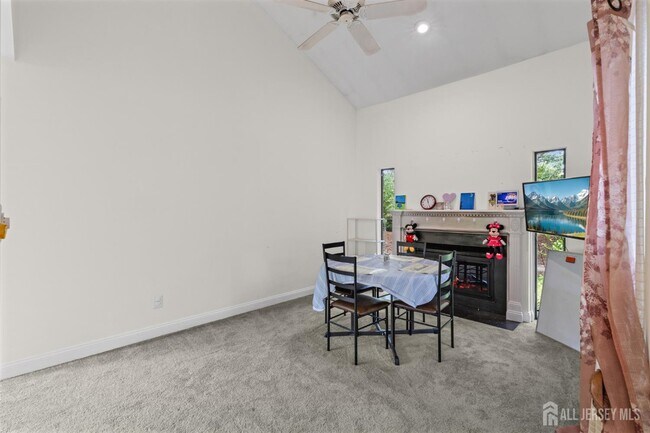 Building Photo - 130 Sayre Dr