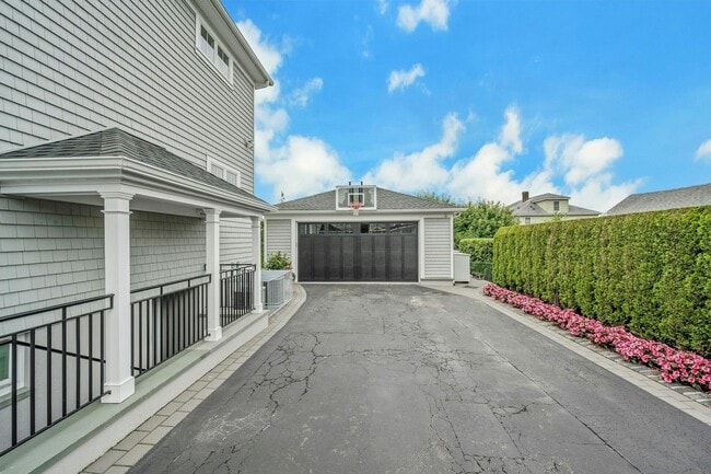 Building Photo - 241 Gainsborg Ave E