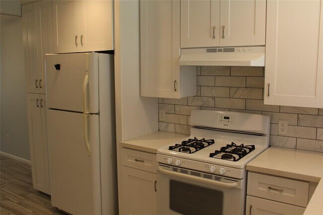 Building Photo - 1016 W Tri Oaks Ln