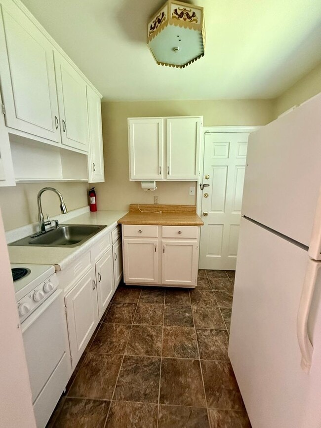 Building Photo - Two bedroom, 1 bath condo in Burlington (Brookwood Garden) Water and heat included!-$150 off depo...
