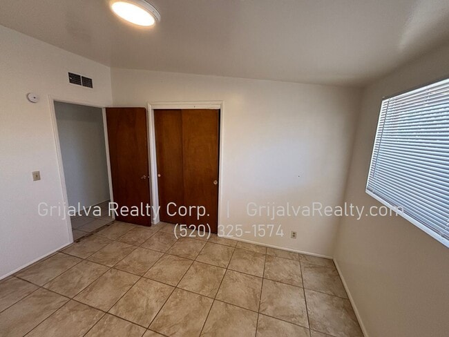 Building Photo - Spacious 3 Bedroom, 2 Bath Red Brick House...