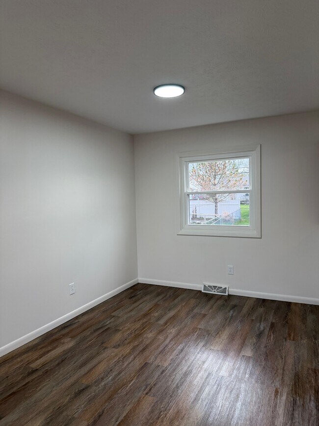 Building Photo - 6686 Deer Ct