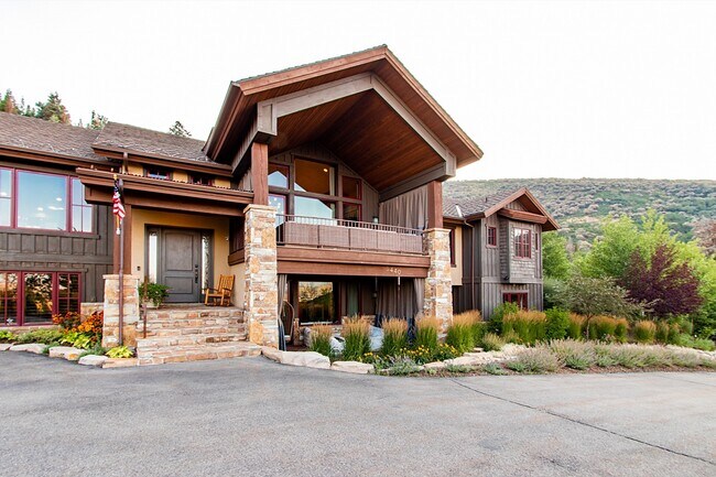Building Photo - 5440 Cove Hollow Ln