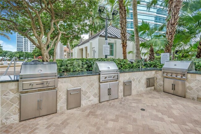 Building Photo - 347 N New River Dr E