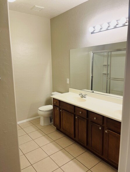 Building Photo - 6868 Sky Pointe Dr