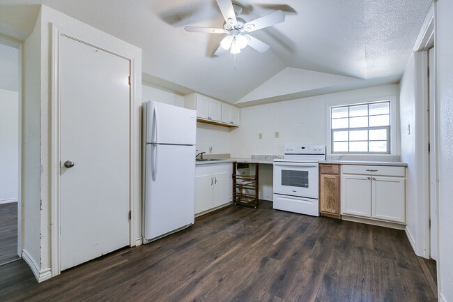 Building Photo - NOW AVAILABLE!!! Updated 2 bedroom 1 bath ...