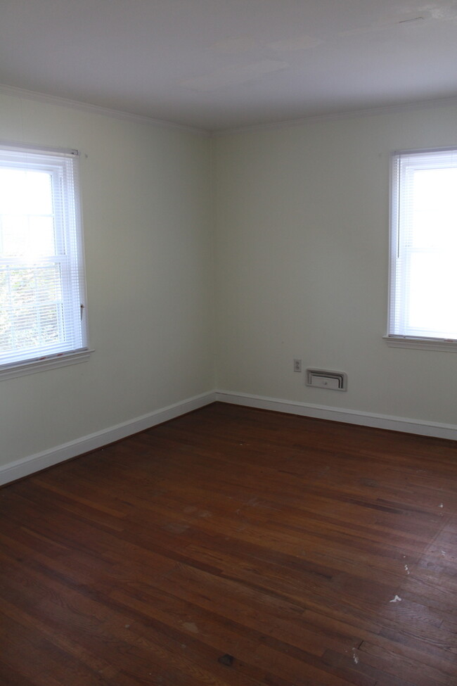 Building Photo - 3 Bed/2 Bath Home Right Next to Walker Gol...