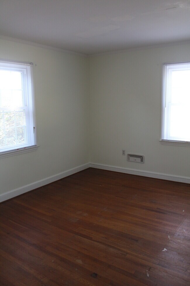 Building Photo - 3 Bed/2 Bath Home Right Next to Walker Golf Course!