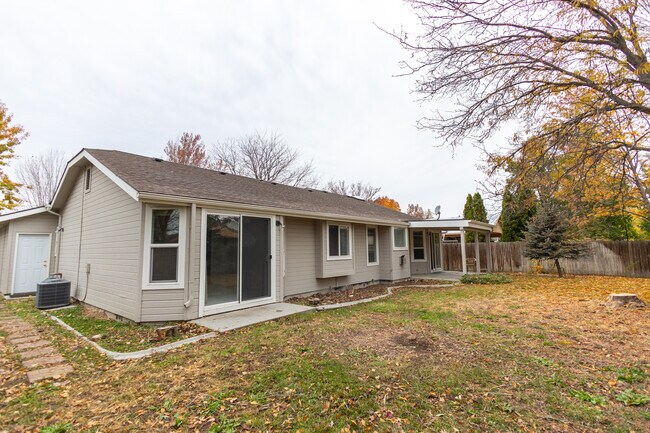 Building Photo - 164 S Silverwood Way