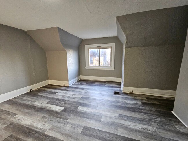 Building Photo - Newly updated 3 bedroom 1 bath apartment in the Northside!