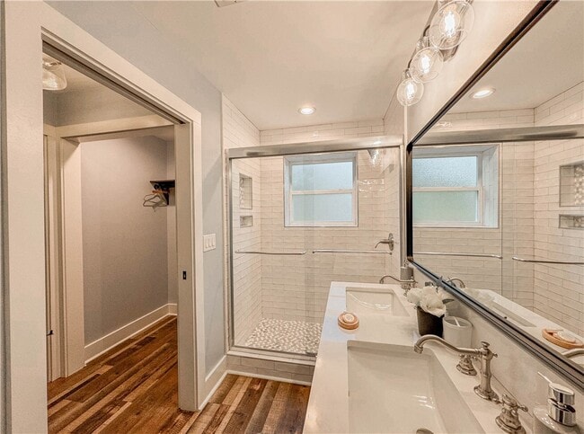 Building Photo - 710 Evelyn Dr