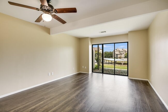 Building Photo - 207 Hi Cir N