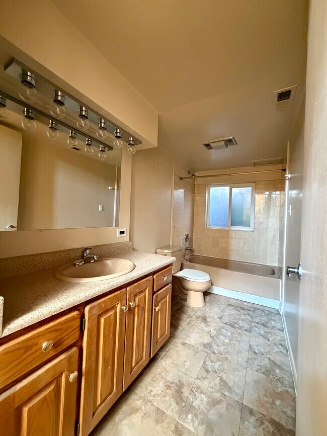 Building Photo - 2333 Cliff Swallow Dr