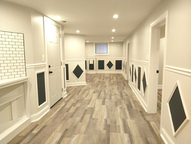 Building Photo - 722 W 59th St