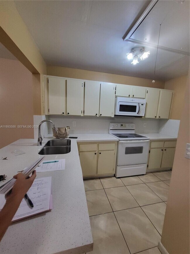 Building Photo - 2605 W 67th Pl