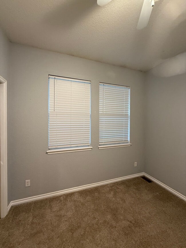Building Photo - Bright and Modern 3-Bed, 2.5-Bath Townhous...