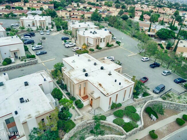 Building Photo - 6201 Escondido Dr