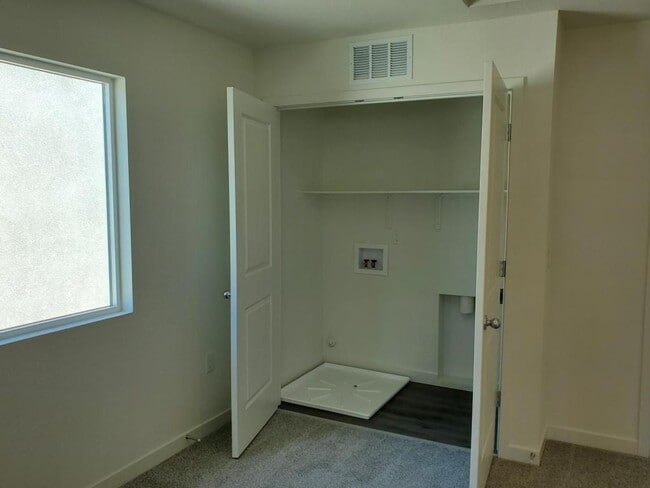 Building Photo - 2057 Shady Tree Cir