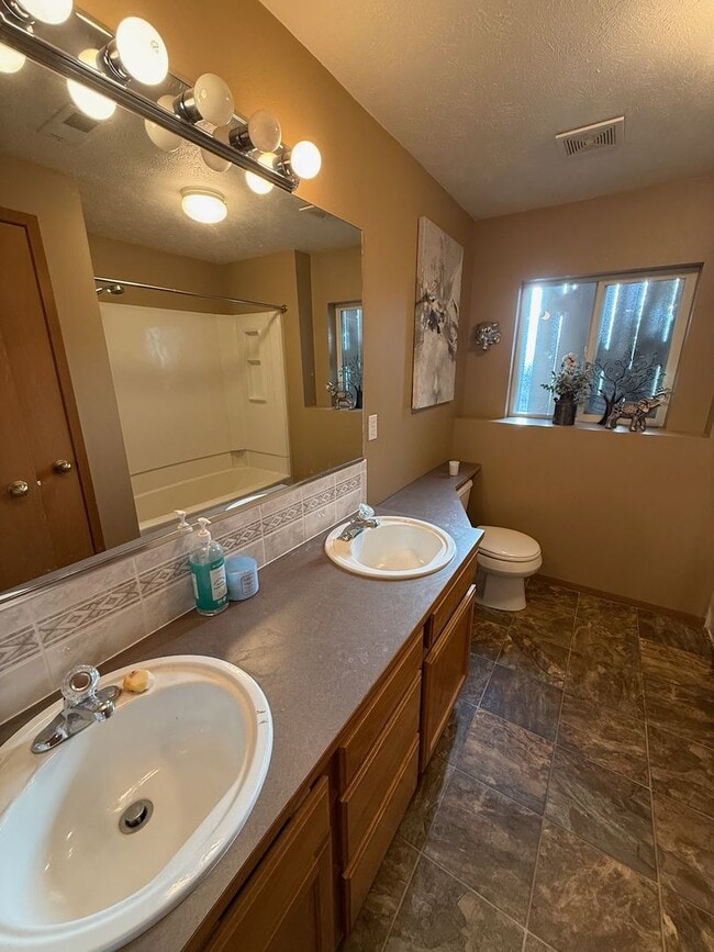 Building Photo - Beautiful 4 Bed 2 Bath Colbert Home in Mea...